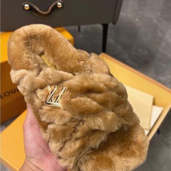 Louis Vuitton Women's Luxurious Brown Fur Slippers - Picture 5 of 6